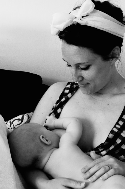 Amma bebis vintage breastfeeding toddler offentlig amning amma stora barn amma 2-åring snygga amningsbilder glamour breastfeeding amningsbilder du kan amma här