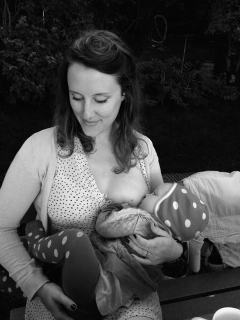 Amma utomhus breastfeeding toddler offentlig amning amma stora barn amma 2-åring snygga amningsbilder glamour breastfeeding amningsbilder du kan amma här