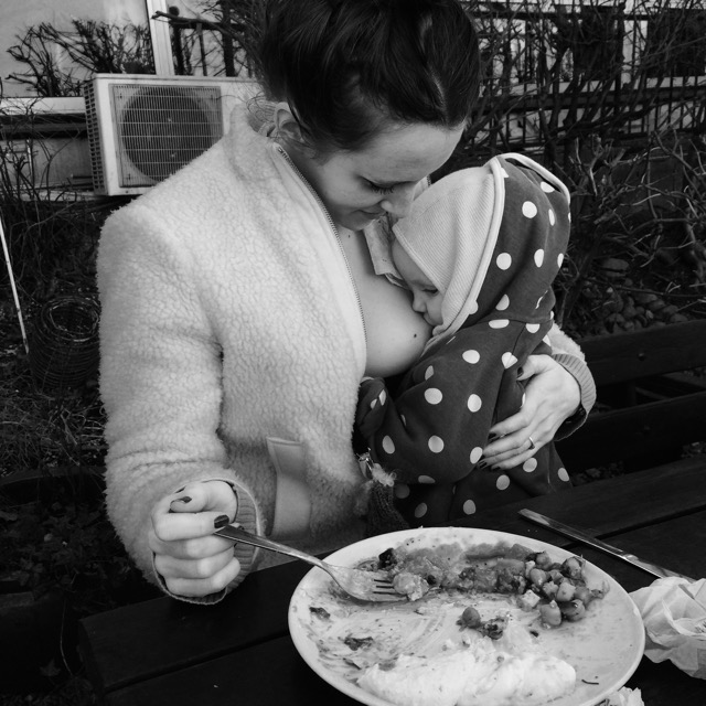 Amma på restaurang breastfeeding toddler offentlig amning amma stora barn amma 2-åring snygga amningsbilder glamour breastfeeding amningsbilder du kan amma här