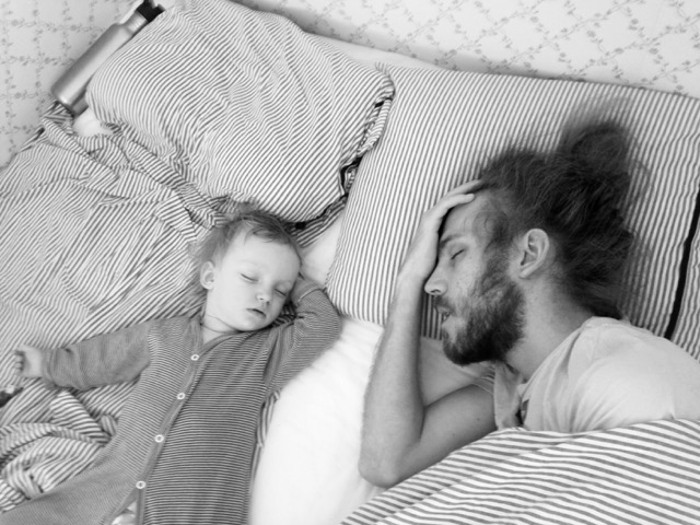 Barn sover med pappa breastfeeding toddler offentlig amning amma stora barn amma 2-åring snygga amningsbilder glamour breastfeeding amningsbilder du kan amma här