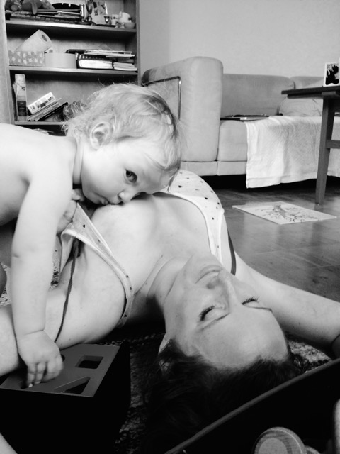 Amma liggandes breastfeeding toddler offentlig amning amma stora barn amma 2-åring snygga amningsbilder glamour breastfeeding amningsbilder du kan amma här