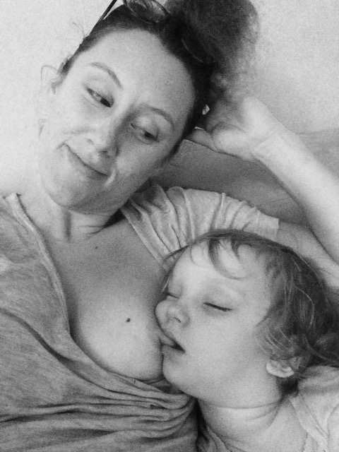 Somna vid amning breastfeeding toddler offentlig amning amma stora barn amma 2-åring snygga amningsbilder glamour breastfeeding amningsbilder du kan amma här