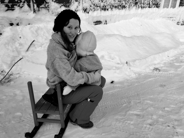 Amma på vintern i snön breastfeeding toddler offentlig amning amma stora barn amma 2-åring snygga amningsbilder glamour breastfeeding amningsbilder du kan amma här